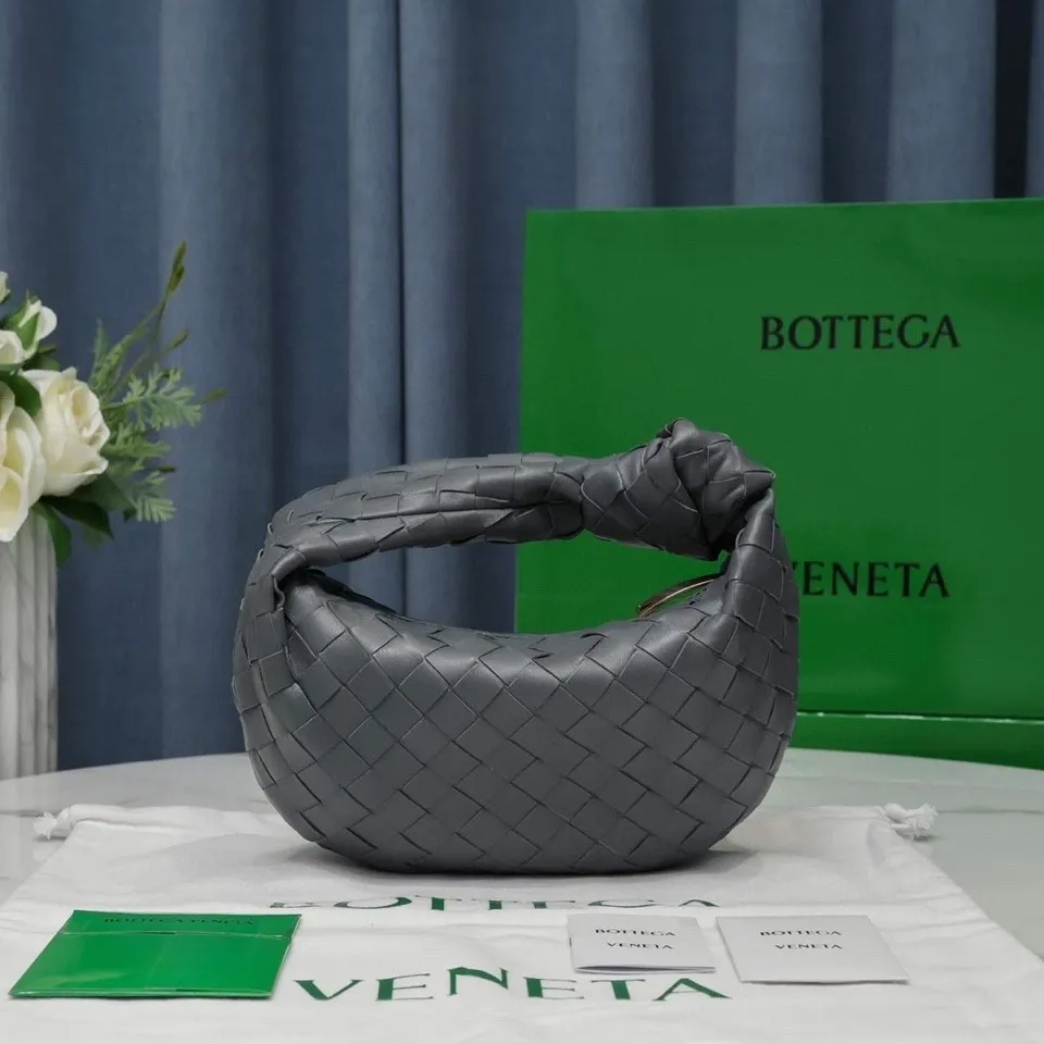 Batch 1120 BV Bottega Veneta's new early spring women's MINI JODIE handbag BV bag 🔥The new method is based on the original rounded corners, knotted with classic woven leather round hobo bag, The most iconic triangular pull-out design, using sheepskin draped soft shape, is super suitable for concave shapes~ Jodie feels really gentle to people, and is definitely the best item for daily matching. It has the same weave, new elements and twists, is compact and versatile, and is the new favorite of street style Internet celebrities! Dimensions: 23x28x8 Model: 6699-1